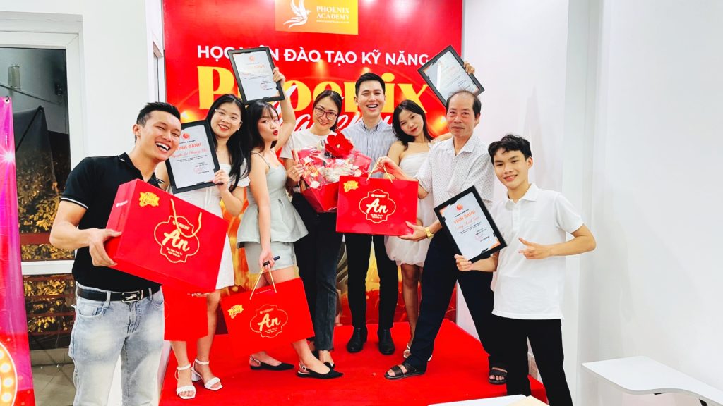 Đội ngũ nhân viên được vinh danh trong buổi lễ tổng kết