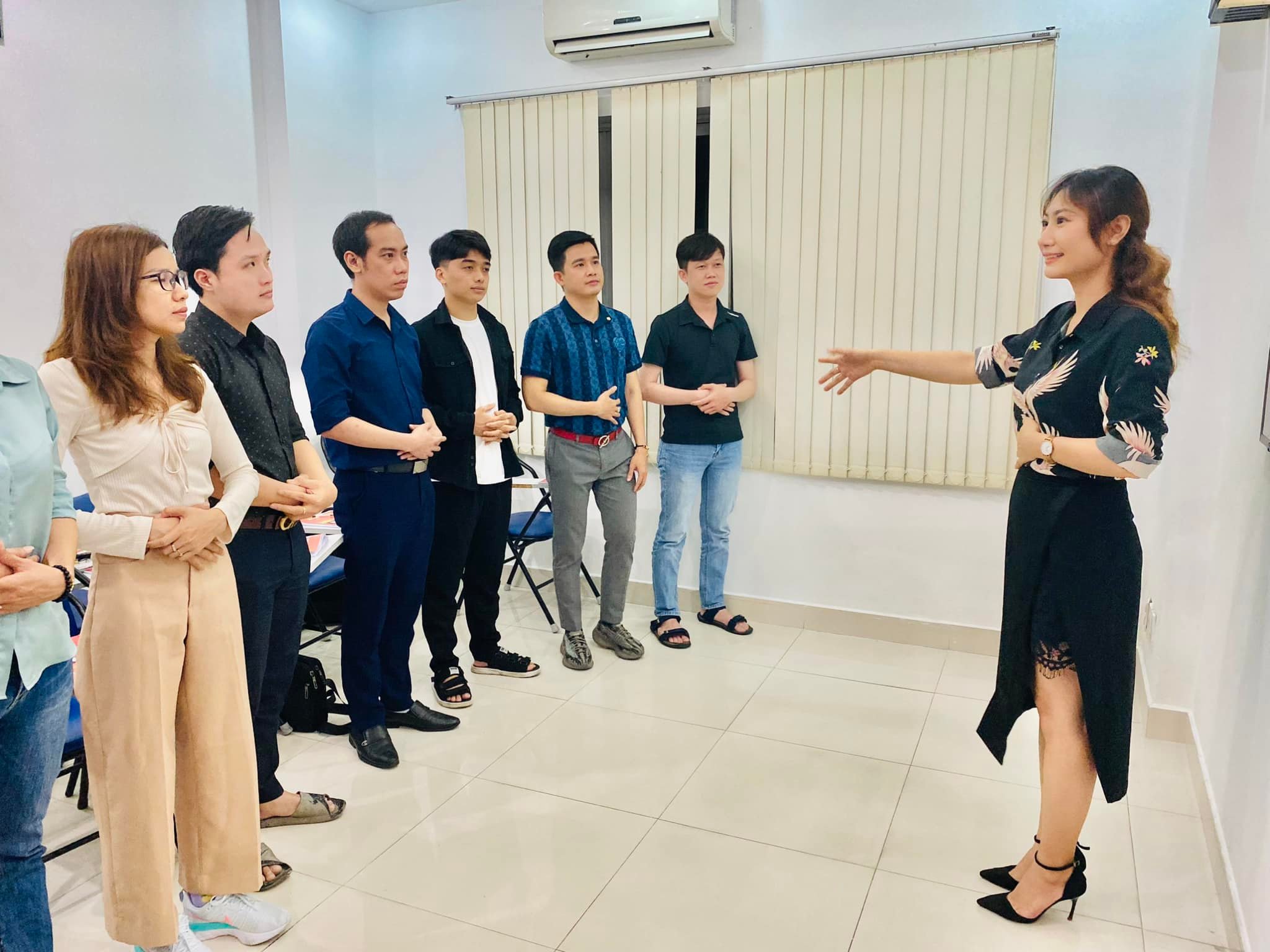 Các học viên luyện tập giọng bụng cùng MC - Giảng viên Lee Thanh Tâm
