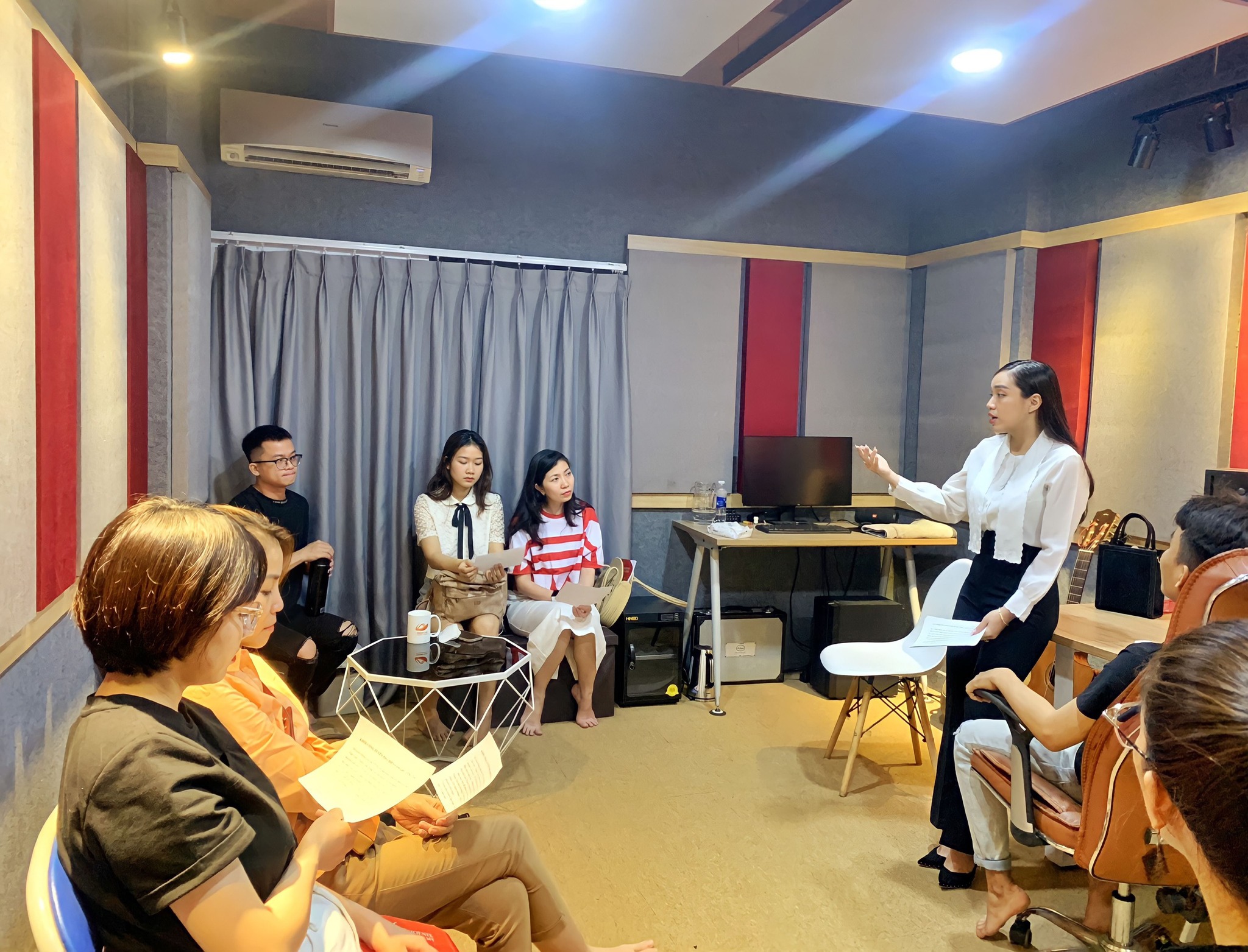 Buổi học luyện giọng nói hay trực tiếp tại phòng thu của Phoenix Academy