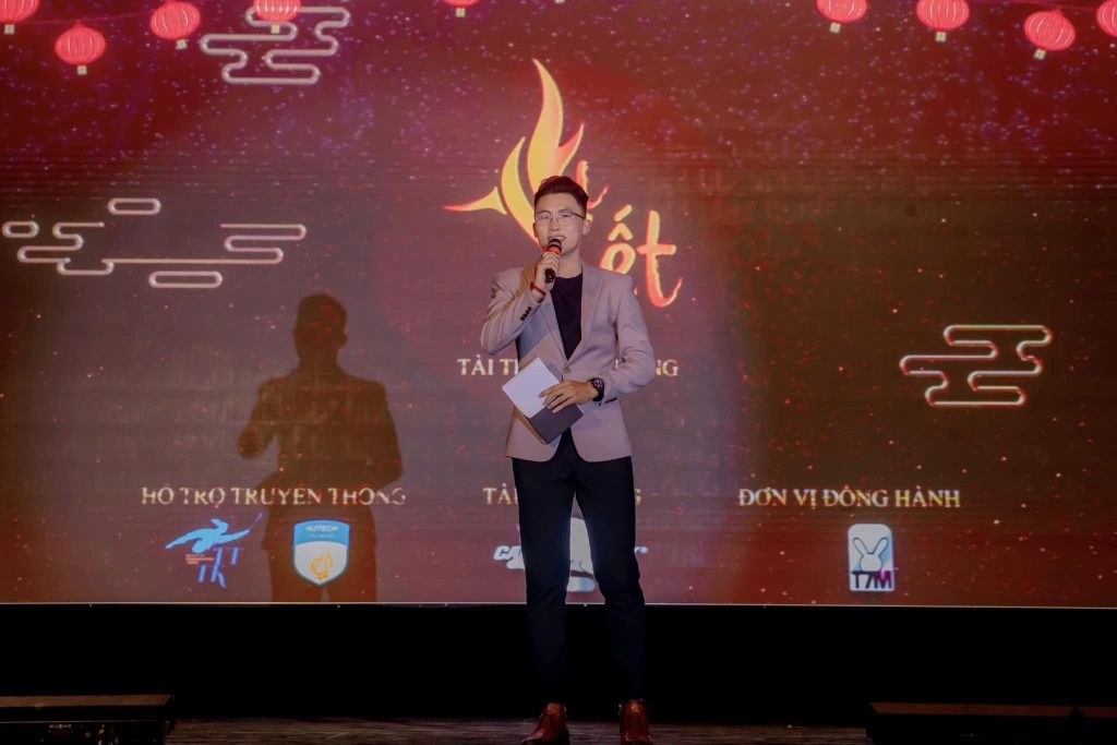 [Gương mặt truyền cảm hứng Phoenix Academy] Phoenix Academy đồng hành cùng MC Phước Đạt trong hành trình “Nói bằng cả trái tim”