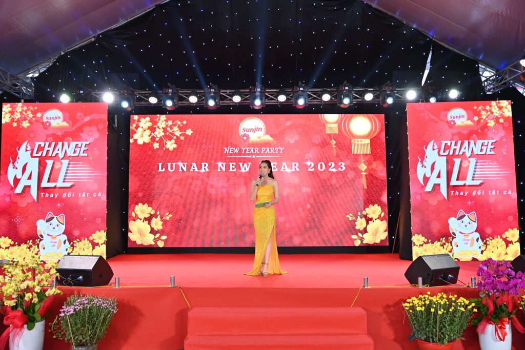 Minh Tuyền dẫn chương trình chuyên nghiệp sau khi học tại học viện Phoenix Academy